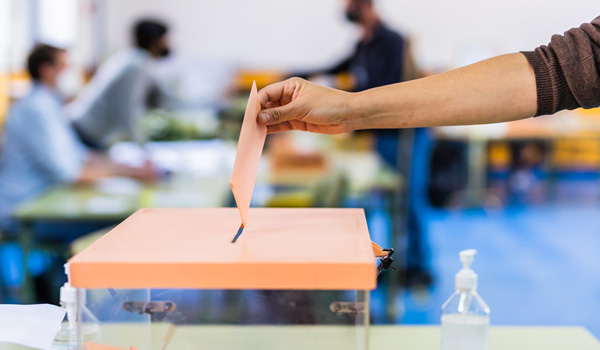 Man steekt brief in stembus bij de verkiezingen in België